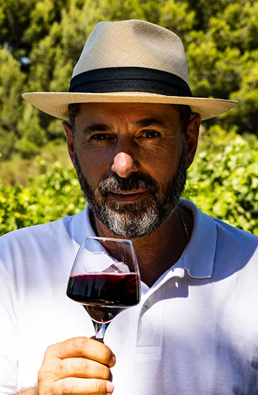 Xavier Vignon un verre à la main